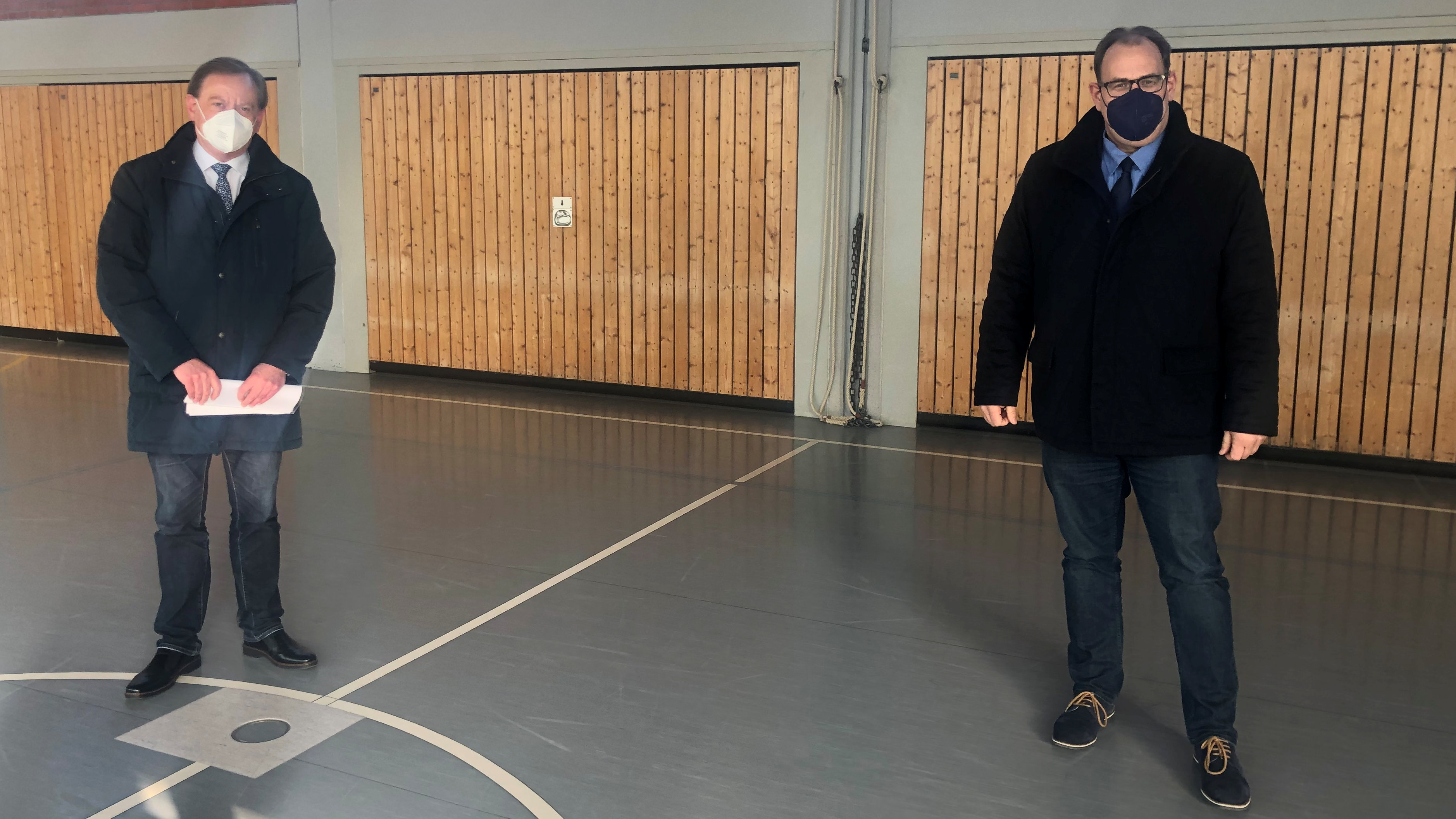 Ingo Gädechens gemeinsam mit dem Neustädter Bürgermeister Mirko Spieckermann bei dem Vor-Ort-Termin in der Sporthalle der Grundschule an der Neustädter Bucht