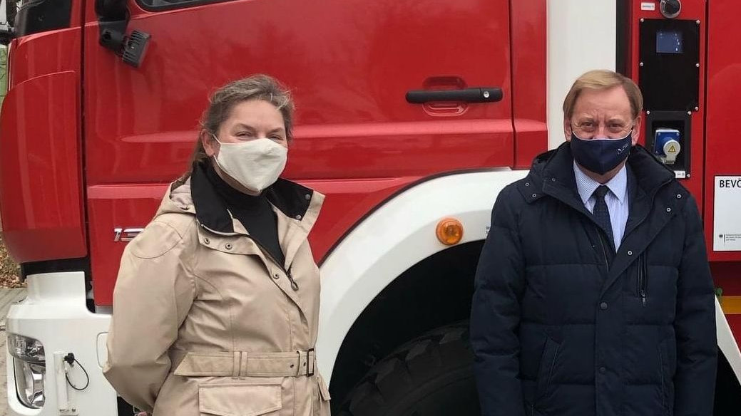 Ingo Gädechens mit der Malenter Bürgermeisterin Tanja Rönck bei der Übergabe eines Katastrophenschutz-Fahrzeuges