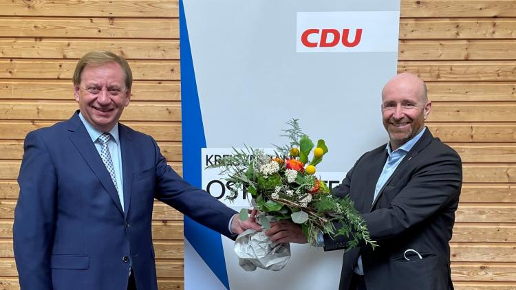 Ingo Gädechens gratuliert dem frisch nominierten Kandidaten Peer Knöfler