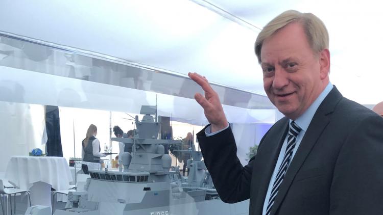 Ingo Gädechens vor Schiffsmodell