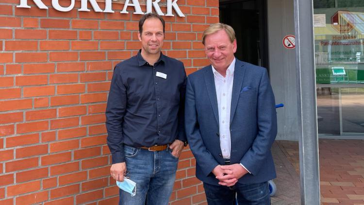 Ingo Gädechens mit dem Geschäftsführer Stefan Meiser