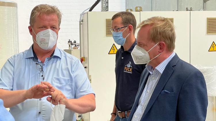 Ingo Gädechens gemeinsam mit Geschäftsführer Jens Sager beim Besuch der Maskenproduktionsanlagen