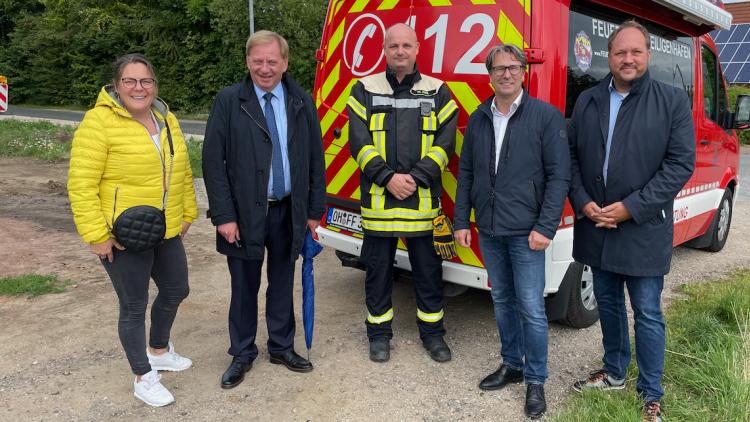 Sie v.l.n.r. Bürgervorsteherin Petra Kowoll, Ingo Gädechens, Ortswehrführer Michael Kahl, Bürgermeister Kuno Brandt sowie den stellv. Landrat Timo Gaarz