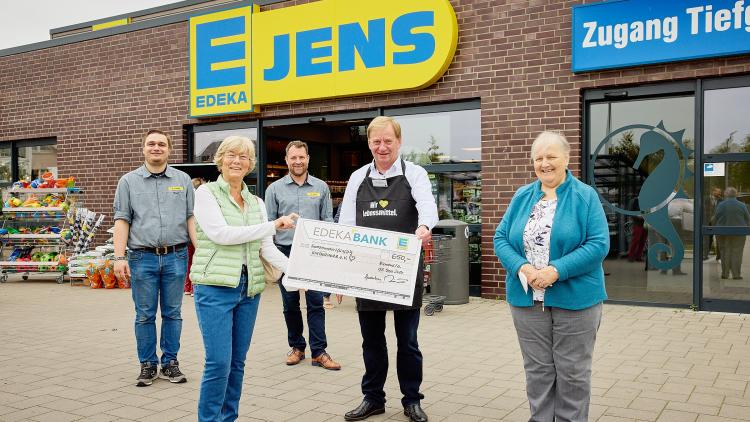 v.l.n.r. Andreas Lüders, Marktleiter in Niendorf, Barbara Bergmann, 1. Vorsitzende des Vereins Kinderherz e.V., Reimer Jens, EDEKA-Kaufmann, Ingo Gädechens sowie Bärbel Rieger, 2. Vorsitzende des Vereins Kinderherz e.V.