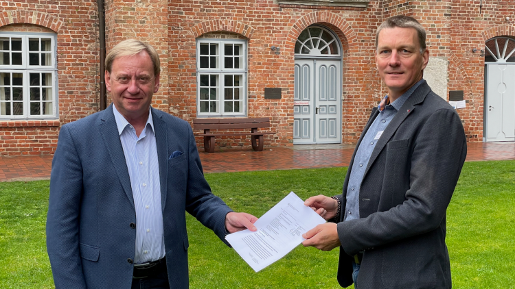 Dirk Thiemann (Stiftung Schleswig-Holsteinische Landesmuseen) mit Ingo Gädechens