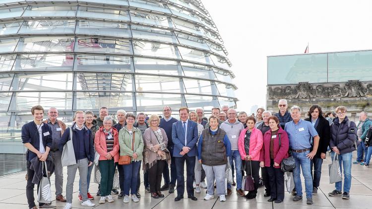 Ingo Gädechens mit Gästen vor der Reichstagskuppel