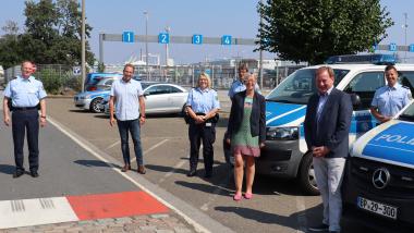 Ingo Gädechens mit Petra Nicolaisen zu Besuch bei der Bundespolizei in Puttgarden