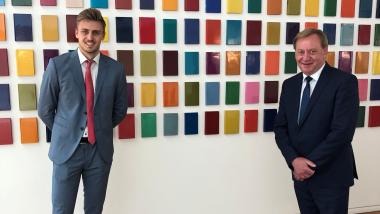 Praktikant Nikolai Thede mit Ingo Gädechens