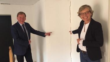 Risse im Eutiner Schloss: Brigitte Herrmann vom Schluss Eutin zeigt Ingo Gädechens die notwendigen Sanierungsarbeiten