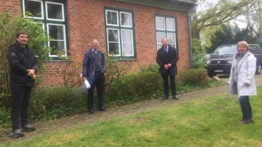 v.l.n.r. Matthias Höls von der Bauabteilung des Kirchenkreises, Pastor Volker Prahl, Ingo Gädechens und Kirchengemeinderatsvorsitzende Christiane Engel-Krakow