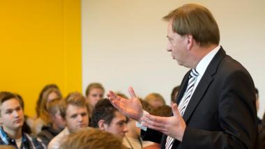 Ingo Gädechens im Gespräch mit Schülerinnen und Schülern