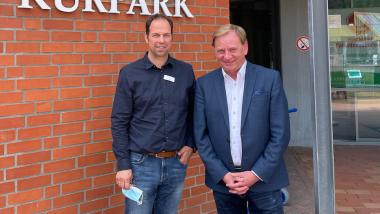 Ingo Gädechens mit dem Geschäftsführer Stefan Meiser