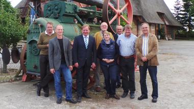 Ein Bild aus besseren Zeiten: Besuch von Ingo Gädechens beim Lensahner Museumshof in der Vor-Corona-Zeit