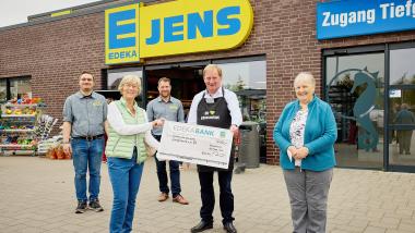 v.l.n.r. Andreas Lüders, Marktleiter in Niendorf, Barbara Bergmann, 1. Vorsitzende des Vereins Kinderherz e.V., Reimer Jens, EDEKA-Kaufmann, Ingo Gädechens sowie Bärbel Rieger, 2. Vorsitzende des Vereins Kinderherz e.V.