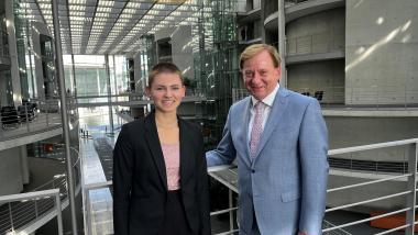 Ingo Gädechens mit Praktikantin Sophie Becker