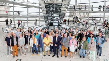 Ingo Gädechens mit Besuchergruppe